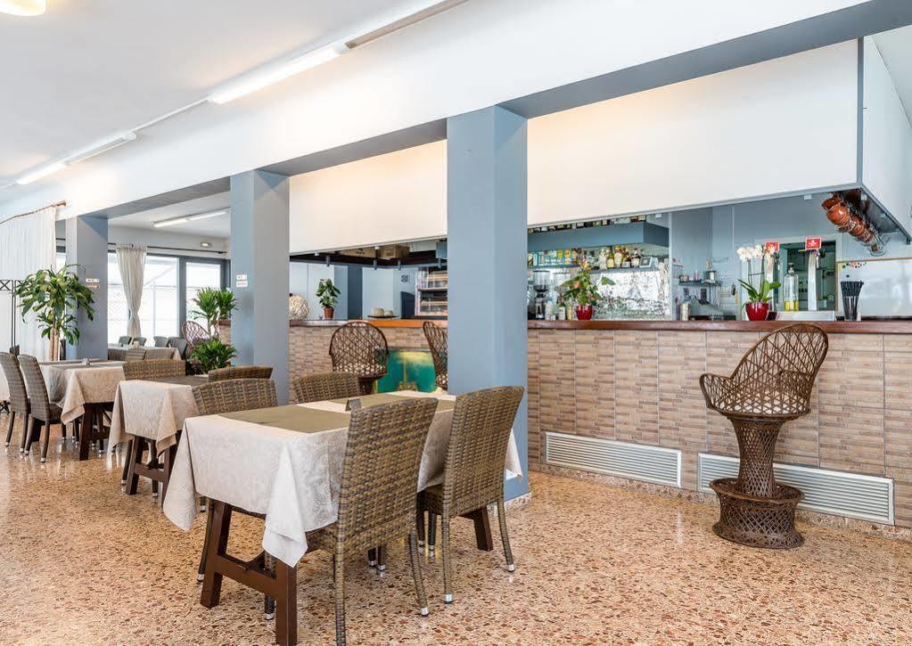 Tabbu Ibiza Apartments Playa d'en Bossa Bagian luar foto